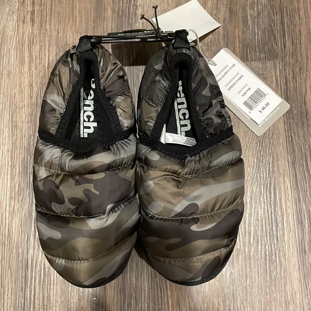 Junior’s Camo Bench Puffer Slippers Sz S/M NWT